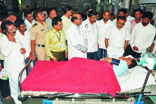 Patient care burden on inadequate systems | अपुऱ्या यंत्रणेवर रुग्णसेवेचा भार Patient care burden on inadequate systems | अपुऱ्या यंत्रणेवर रुग्णसेवेचा भार