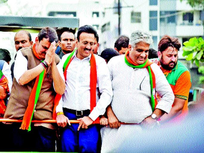 Who is the mandate to chase MLAs in chariots? | आमदारांना रथावर मिरवून मागितलेला जनादेश कुणासाठी? Who is the mandate to chase MLAs in chariots? | आमदारांना रथावर मिरवून मागितलेला जनादेश कुणासाठी?