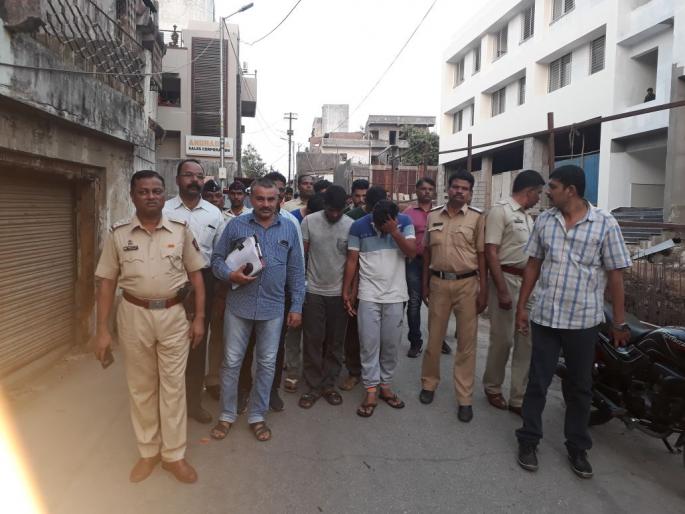 nashik,police,criminal, assassination,ashokstamba,assailant | अशोकस्तंभ परिसरातून प्राणघातक हल्ल्यातील संशयितांची धिंड nashik,police,criminal, assassination,ashokstamba,assailant | अशोकस्तंभ परिसरातून प्राणघातक हल्ल्यातील संशयितांची धिंड