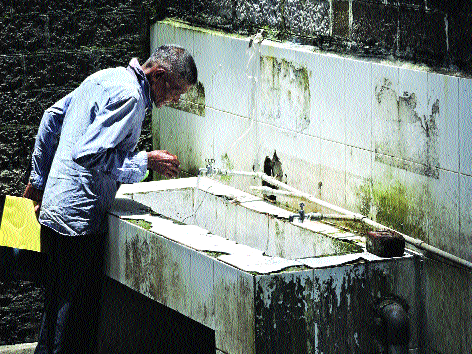 Powerful stay of civil patients | सिव्हिलमधील रुग्णांचा बजबजपुरीत मुक्काम Powerful stay of civil patients | सिव्हिलमधील रुग्णांचा बजबजपुरीत मुक्काम