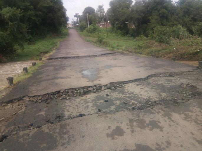 Waste bridge to connect to Revdi-backyard | कोरेगाव तालुक्यातील रेवडी-परतवडीला जोडणार वसना पूल खचला Waste bridge to connect to Revdi-backyard | कोरेगाव तालुक्यातील रेवडी-परतवडीला जोडणार वसना पूल खचला