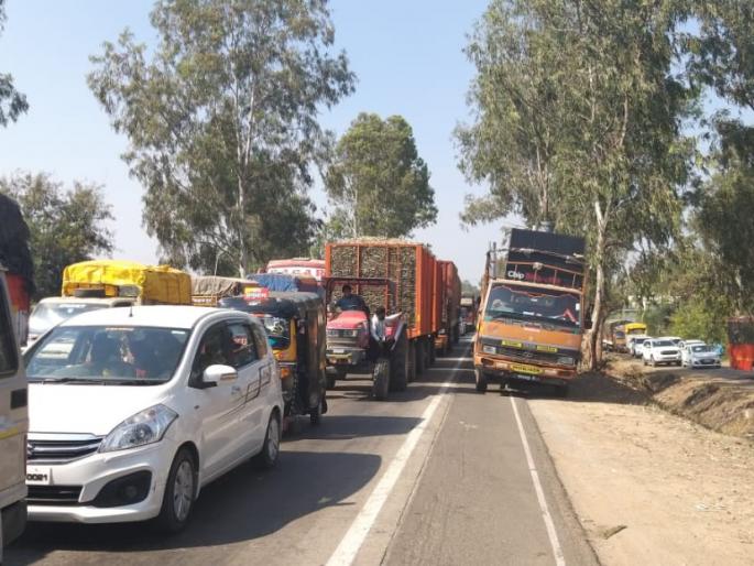 Traffic on the highway near Umbraj, | उंब्रजजवळ महामार्गावरील वाहतूक रोखली, कोल्हापूरातील आंदोलनाचा फटका Traffic on the highway near Umbraj, | उंब्रजजवळ महामार्गावरील वाहतूक रोखली, कोल्हापूरातील आंदोलनाचा फटका