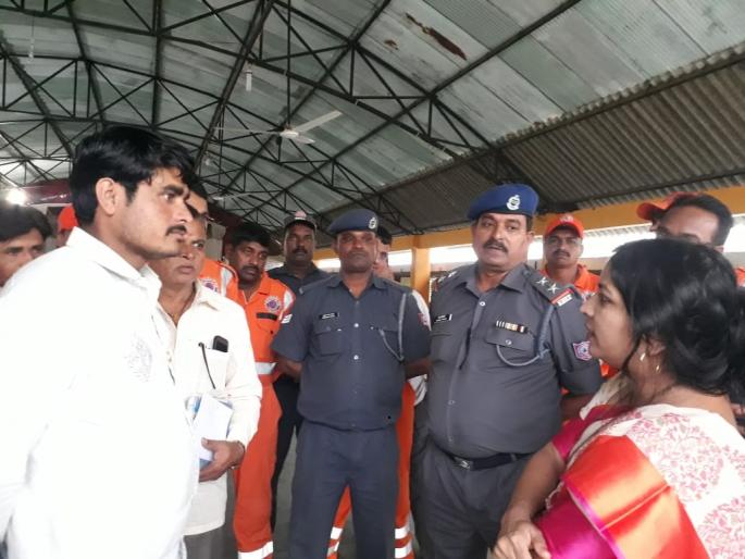 Security force personnel file for flood control | पूर नियंत्रणासाठी सुरक्षा दलाचे जवान दाखल Security force personnel file for flood control | पूर नियंत्रणासाठी सुरक्षा दलाचे जवान दाखल