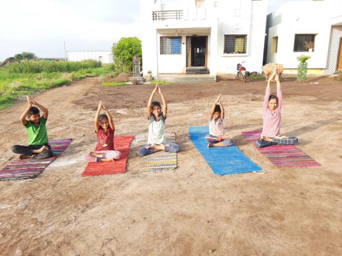 Students from 372 schools in Niphad did yoga at home | निफाडमधील ३७२ शाळेतील विद्यार्थ्यांनी केला घरीच योगा Students from 372 schools in Niphad did yoga at home | निफाडमधील ३७२ शाळेतील विद्यार्थ्यांनी केला घरीच योगा