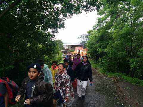 Around the green nature ... Rainbow students of Satara students of Ashwani | हिरवा निसर्ग भोवतीने... साताऱ्यांतील सव्वाशे विद्यार्थ्यांची अजिंक्यताऱ्यावर वर्षासहल