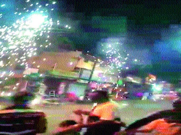 The electrode collapses in a crowd at the main road | मेनरोडवर ऐन गर्दीत विद्युत तारा कोसळल्या The electrode collapses in a crowd at the main road | मेनरोडवर ऐन गर्दीत विद्युत तारा कोसळल्या