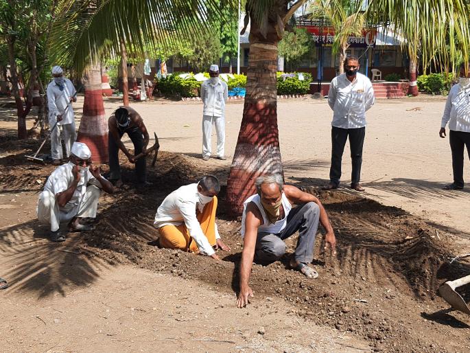 A commitment to cleanliness during the quarantine period, a determination to change the face of the school | क्वारंटाईन काळात स्वच्छतेचे पारायण, विद्यालयाचा चेहरामोहरा बदलण्याचा संकल्प A commitment to cleanliness during the quarantine period, a determination to change the face of the school | क्वारंटाईन काळात स्वच्छतेचे पारायण, विद्यालयाचा चेहरामोहरा बदलण्याचा संकल्प