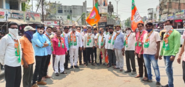 Protests in Shrirampur: Demand for resignation of Home Minister | श्रीरामपुरात निदर्शने : गृहमंत्र्यांच्या राजीनाम्याची मागणी Protests in Shrirampur: Demand for resignation of Home Minister | श्रीरामपुरात निदर्शने : गृहमंत्र्यांच्या राजीनाम्याची मागणी