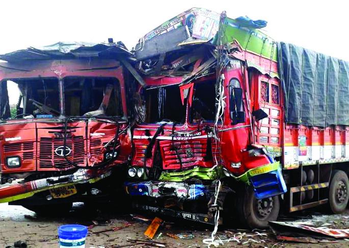 A collision between two trucks, near Kasarde-Jambulwadi | दोन ट्रकमध्ये भीषण धडक, कासार्डे-जांभुळवाडीजवळील घटना A collision between two trucks, near Kasarde-Jambulwadi | दोन ट्रकमध्ये भीषण धडक, कासार्डे-जांभुळवाडीजवळील घटना