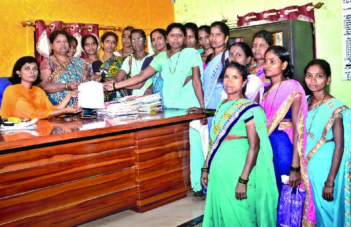 Sindhudurg: Opposition against illegal activities in Morcha, Mondal's female aggressor | सिंधुदुर्ग : अवैध धंद्यांविरोधात काढला मोर्चा, मोंड येथील महिला आक्रमक Sindhudurg: Opposition against illegal activities in Morcha, Mondal's female aggressor | सिंधुदुर्ग : अवैध धंद्यांविरोधात काढला मोर्चा, मोंड येथील महिला आक्रमक