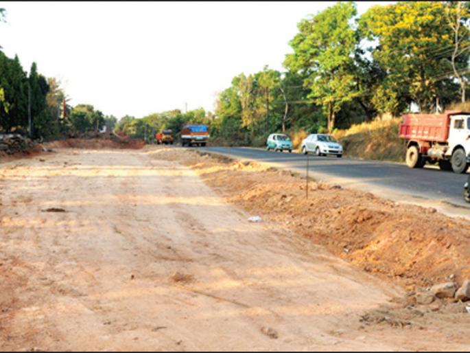 Sindhudurg: Rickshaw professionals stop the work of highways | सिंधुदुर्ग : रिक्षा व्यावसायिकांनी महामार्गाचे काम रोखले Sindhudurg: Rickshaw professionals stop the work of highways | सिंधुदुर्ग : रिक्षा व्यावसायिकांनी महामार्गाचे काम रोखले