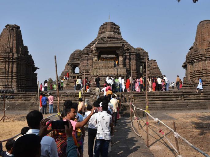 Crowds to visit devotees at Gondeshwar Temple | गोंदेश्वर मंदिरात भाविकांची दर्शनासाठी गर्दी Crowds to visit devotees at Gondeshwar Temple | गोंदेश्वर मंदिरात भाविकांची दर्शनासाठी गर्दी