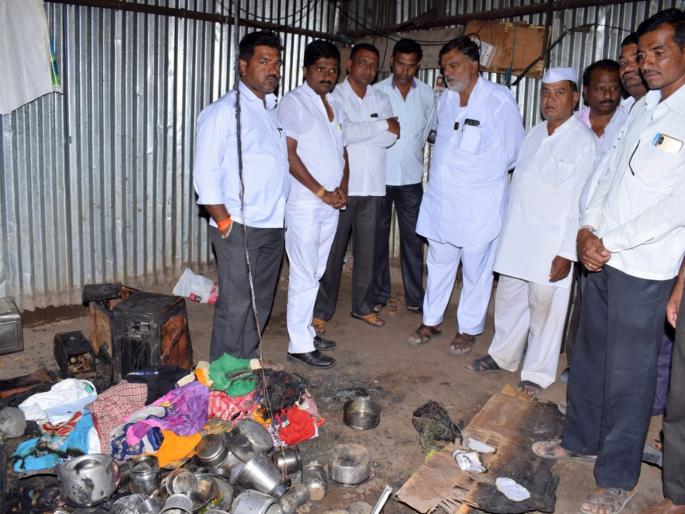 Fire at home in Manori; Dangerous material burnt to light | मानोरी येथे घराला आग; संसारपयोगी साहित्य जळून खाक  Fire at home in Manori; Dangerous material burnt to light | मानोरी येथे घराला आग; संसारपयोगी साहित्य जळून खाक