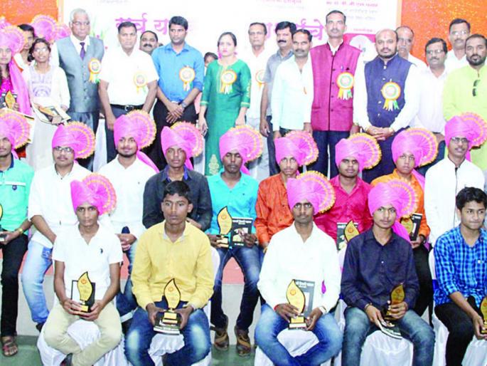  Sinnar honors quality through labor power foundation | सिन्नरला कामगार शक्ती फाऊंडेशनतर्फे गुणवंतांचा सत्कार