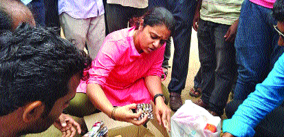 Daughters of Moths run for flood victims | पूरग्रस्तांसाठी धावली पतंगरावांची कन्या Daughters of Moths run for flood victims | पूरग्रस्तांसाठी धावली पतंगरावांची कन्या