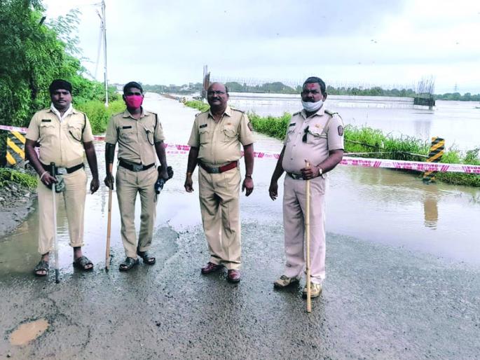 Showed humanity; Khaki ran to help three and a half thousand flood victims | माणूसकी दाखविली; साडेतीन हजार पूरग्रस्तांच्या मदतीसाठी ‘खाकी’ धावली