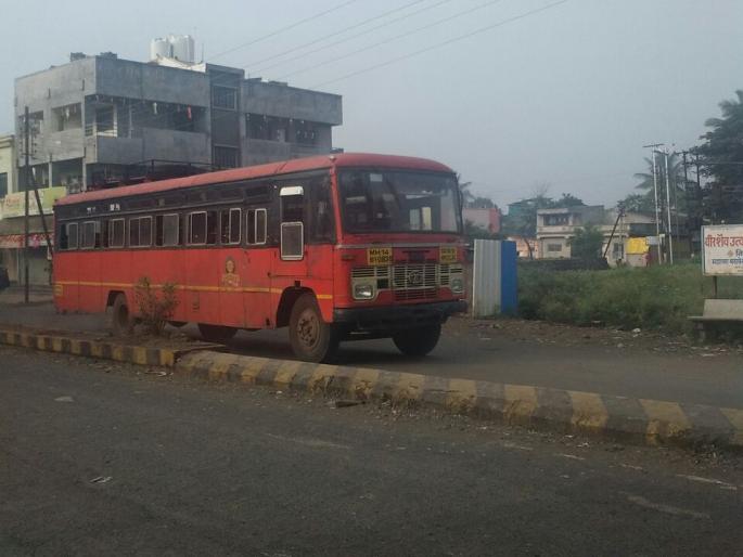 Four days later, on the ST road | चार दिवसांनंतर धाऊ लागली एसटी रस्त्यावर Four days later, on the ST road | चार दिवसांनंतर धाऊ लागली एसटी रस्त्यावर