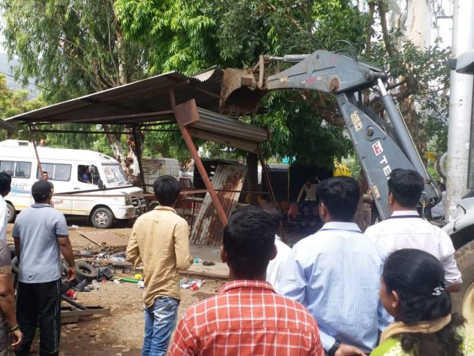 Bulldozer on encroachment at Trimbakeshwar | त्र्यंबकेश्वरला अतिक्रमणांवर बुलडोझर Bulldozer on encroachment at Trimbakeshwar | त्र्यंबकेश्वरला अतिक्रमणांवर बुलडोझर
