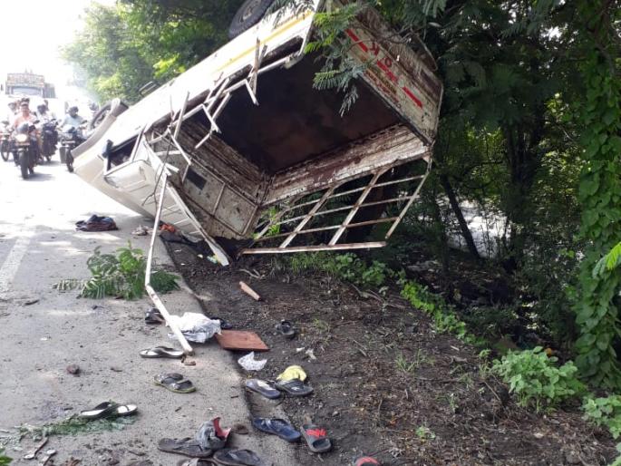 After the driver's uncontrol, tempo hit the tree: One killed, 19 injured | चालकाचे नियंत्रण सुटल्यामुळे झाडाला धडक बसून टेम्पो पलटी: एक ठार, १९ जखमी After the driver's uncontrol, tempo hit the tree: One killed, 19 injured | चालकाचे नियंत्रण सुटल्यामुळे झाडाला धडक बसून टेम्पो पलटी: एक ठार, १९ जखमी