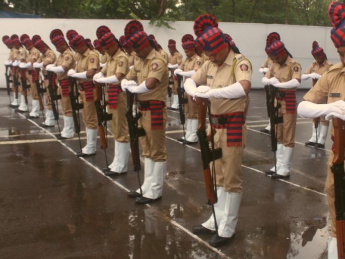 Martyrs to police for martyrdom in Thane | ठाण्यात स्मृतीदिनानिमित्त शहीद पोलिसांना मानवंदना Martyrs to police for martyrdom in Thane | ठाण्यात स्मृतीदिनानिमित्त शहीद पोलिसांना मानवंदना