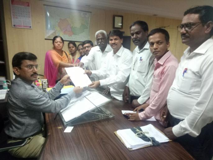 Teacher's march for the old pension ministry, a warning to the district collectors | जुन्या पेन्शनसाठी मंत्रालयावर पायी मोर्चा काढण्याचा शिक्षकांचा जिल्हाधिकाऱ्यांना इशारा Teacher's march for the old pension ministry, a warning to the district collectors | जुन्या पेन्शनसाठी मंत्रालयावर पायी मोर्चा काढण्याचा शिक्षकांचा जिल्हाधिकाऱ्यांना इशारा