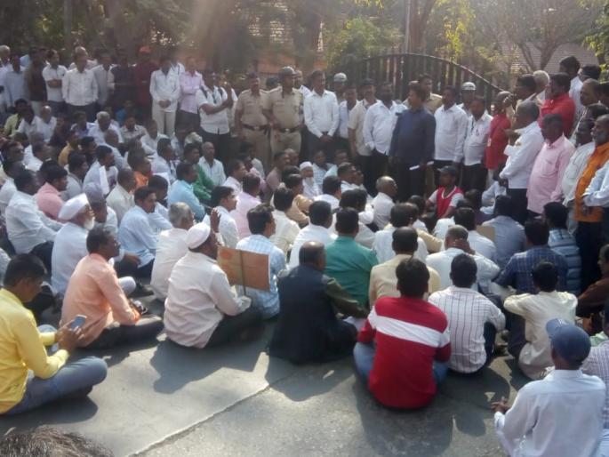 Guardian minister protested by newspaper vendors, and the protesters ignored the demands | वृत्तपत्र विक्रेत्यांकडून पालकमंत्र्यांचा निषेध, मागण्यांकडे दुर्लक्ष केल्यामुळे धडक मोर्चा Guardian minister protested by newspaper vendors, and the protesters ignored the demands | वृत्तपत्र विक्रेत्यांकडून पालकमंत्र्यांचा निषेध, मागण्यांकडे दुर्लक्ष केल्यामुळे धडक मोर्चा