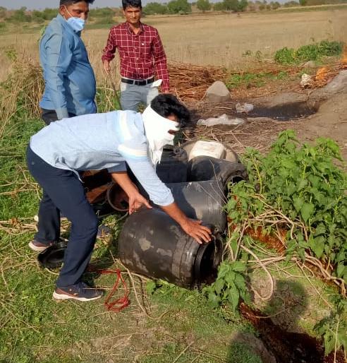 Four hundred liters of village liquor destroyed in Bhokarbari dam | भोकरबारी धरणात चारशे लिटर गावठी दारू नष्ट