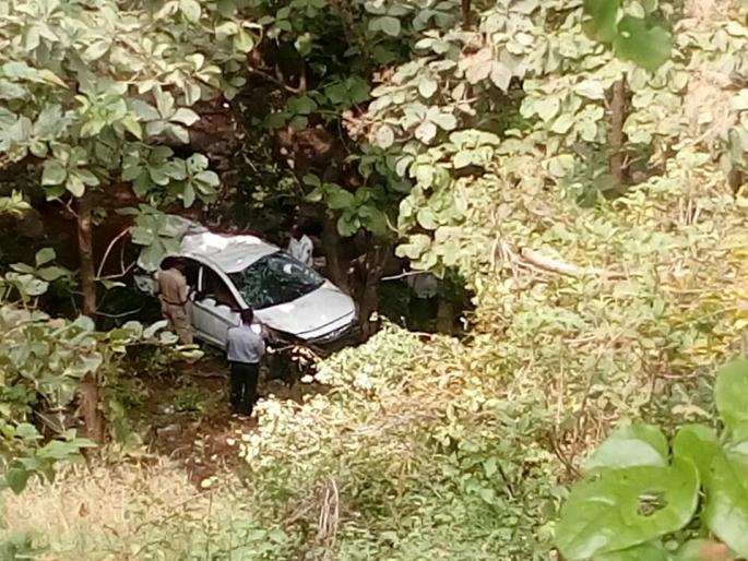 A car collapsed in Panhala near the Panhala and killed one | पन्हाळ्याजवळ दरीत कार कोसळून कारदग्याचा एकजण ठार A car collapsed in Panhala near the Panhala and killed one | पन्हाळ्याजवळ दरीत कार कोसळून कारदग्याचा एकजण ठार