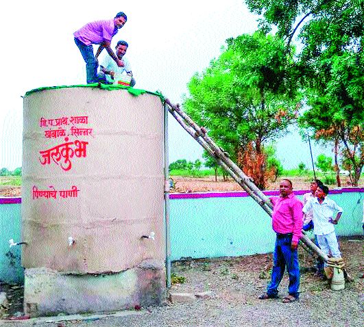 Water purification work on the battlefield | पाण्याचे स्रोत शुद्धिकरणाचे काम युद्धपातळीवर Water purification work on the battlefield | पाण्याचे स्रोत शुद्धिकरणाचे काम युद्धपातळीवर