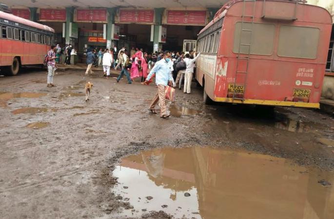 Thousands of passengers boarded the bus walking through mud | गटारे तुडवत हजारो प्रवाशांची बसमध्ये चढ-उतर Thousands of passengers boarded the bus walking through mud | गटारे तुडवत हजारो प्रवाशांची बसमध्ये चढ-उतर