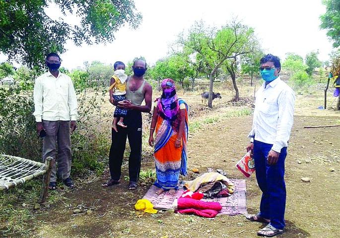 Employees will also be in trouble if they see ‘quarantine’ citizens walking around the village | ‘क्वारंटीन’ नागरिक गावात फिरताना दिसल्यास कर्मचारीही येणार अडचणीत Employees will also be in trouble if they see ‘quarantine’ citizens walking around the village | ‘क्वारंटीन’ नागरिक गावात फिरताना दिसल्यास कर्मचारीही येणार अडचणीत