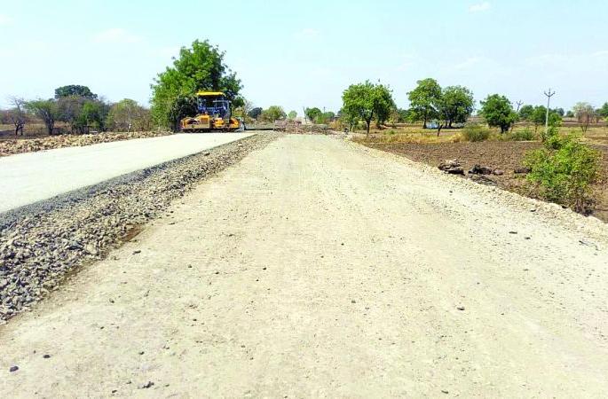 Hundreds of villages will be affected by excavated roads | खोदून ठेवलेल्या रस्त्यांमुळे शेकडो गावे होणार बाधीत
