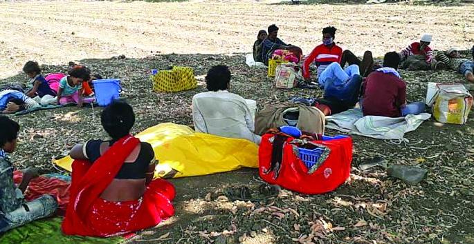 25 laborers from Madhya Pradesh travel on foot on railway tracks! | मध्यप्रदेशातील २५ मजुरांचा रेल्वेरुळावरून पायी प्रवास! 25 laborers from Madhya Pradesh travel on foot on railway tracks! | मध्यप्रदेशातील २५ मजुरांचा रेल्वेरुळावरून पायी प्रवास!