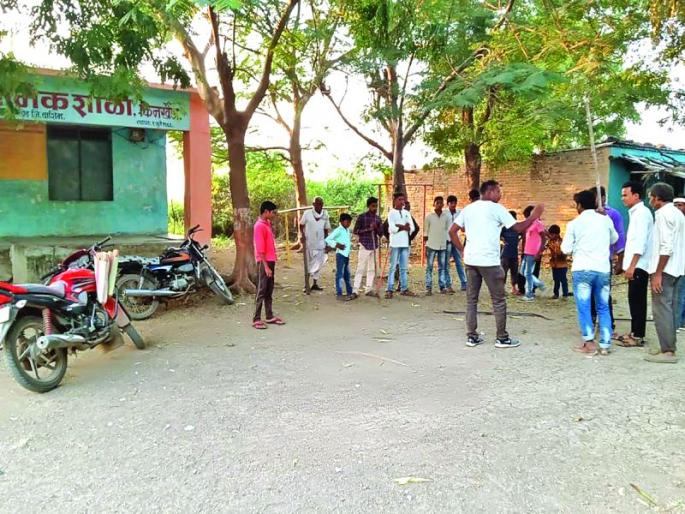 Snake in the classroom; students scared | वर्गखोलीत निघाला साप; भयभीत विद्यार्थ्यांची धावपळ Snake in the classroom; students scared | वर्गखोलीत निघाला साप; भयभीत विद्यार्थ्यांची धावपळ