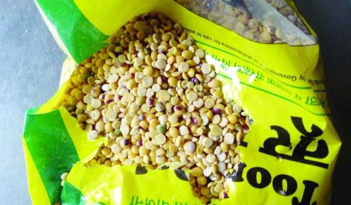 Distribution of pulses from ration shops in Washim district | वाशिम  जिल्ह्यात रेशनच्या दुकानांमधून निकृष्ट डाळीचे वितरण Distribution of pulses from ration shops in Washim district | वाशिम  जिल्ह्यात रेशनच्या दुकानांमधून निकृष्ट डाळीचे वितरण