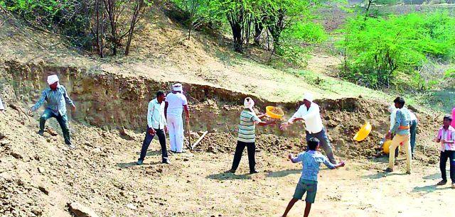 On the way to the four villages being drenched | चार गावे पाणीदार होण्याच्या वाटेवर On the way to the four villages being drenched | चार गावे पाणीदार होण्याच्या वाटेवर