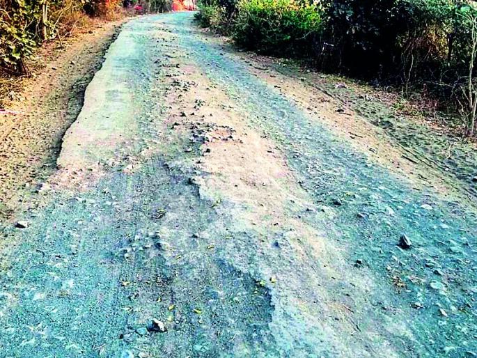 A series of potholes on the jumni entrance | जामणी पोचमार्गावर खड्ड्यांची मालिका A series of potholes on the jumni entrance | जामणी पोचमार्गावर खड्ड्यांची मालिका