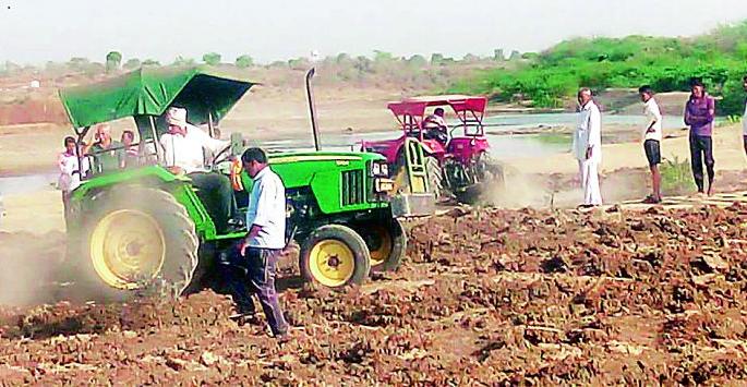 Plow from 11 acres of river basin | ११ एकर नदीपात्राची श्रमदानातून नांगरणी Plow from 11 acres of river basin | ११ एकर नदीपात्राची श्रमदानातून नांगरणी