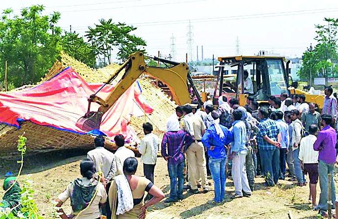 Gajraj goes on 50 huts | ५० झोपड्यांवर चालला गजराज Gajraj goes on 50 huts | ५० झोपड्यांवर चालला गजराज