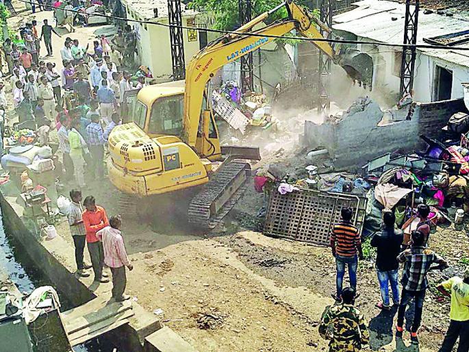 Gajraj built on the hills | झोपड्यांवर चालला बांधकामचा गजराज Gajraj built on the hills | झोपड्यांवर चालला बांधकामचा गजराज