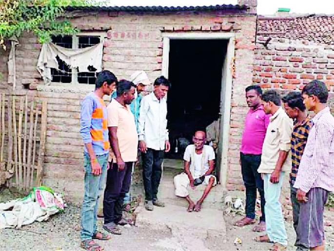 Divya's house was captured by fake documents | बनावट कागदपत्रांद्वारे दिव्यांगाचे घर हडपले Divya's house was captured by fake documents | बनावट कागदपत्रांद्वारे दिव्यांगाचे घर हडपले