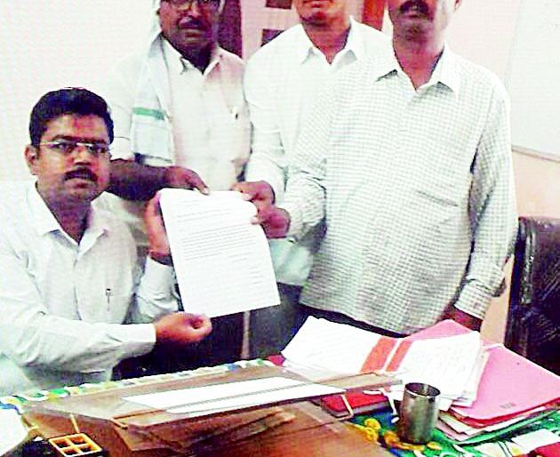 The arbitrator's contract with the tax collector in the market for the week | आठवडी बाजारात कर वसूल करणाऱ्या ठेकेदाराची मनमानी The arbitrator's contract with the tax collector in the market for the week | आठवडी बाजारात कर वसूल करणाऱ्या ठेकेदाराची मनमानी