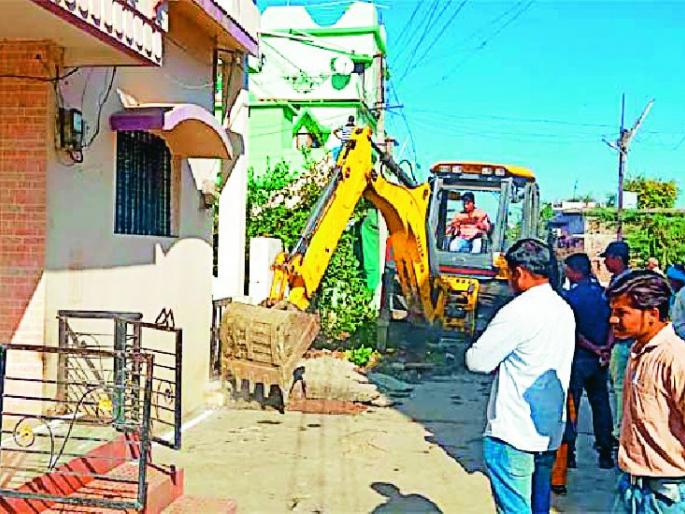 The encroachments were eventually removed | अडसर ठरणारे अतिक्रमण अखेर हटविले The encroachments were eventually removed | अडसर ठरणारे अतिक्रमण अखेर हटविले