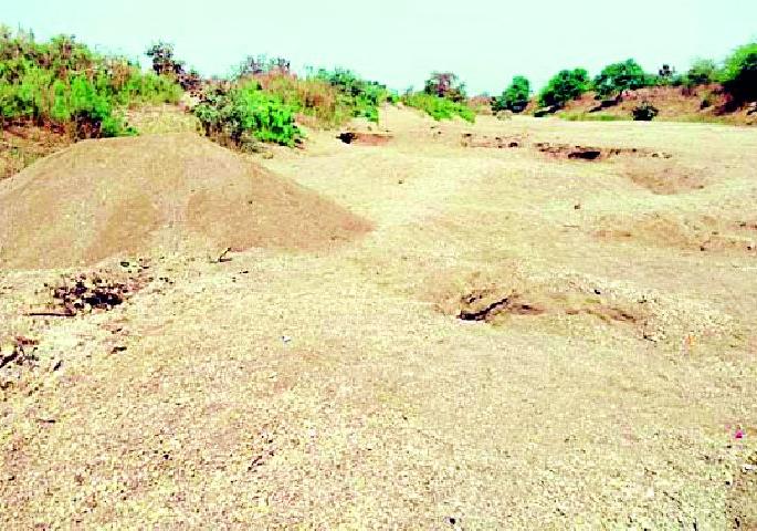 Manmarini is suffering from sewage treatment | सीमोल्लंघन करून होतोय मनमर्जीने वाळूचा उपसा Manmarini is suffering from sewage treatment | सीमोल्लंघन करून होतोय मनमर्जीने वाळूचा उपसा