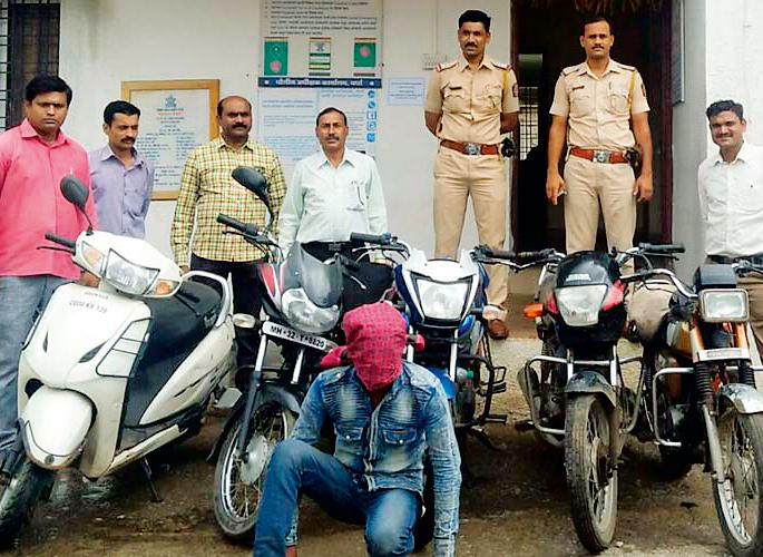 Four intimate thieves have been martinged | चार अट्टल चोरटे केले जेरबंद