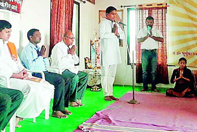 The only way to be happy is to live a happy life | प्रसन्नचित्त होऊन जगणे हेच आनंदी जगण्याचे सूत्र The only way to be happy is to live a happy life | प्रसन्नचित्त होऊन जगणे हेच आनंदी जगण्याचे सूत्र