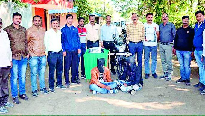 Chains locked by infamous accused | कुख्यात आरोपींना ठोकल्या बेड्या Chains locked by infamous accused | कुख्यात आरोपींना ठोकल्या बेड्या