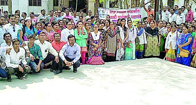 Contract labor | कंत्राटी कर्मचाऱ्यांचे कामबंद Contract labor | कंत्राटी कर्मचाऱ्यांचे कामबंद