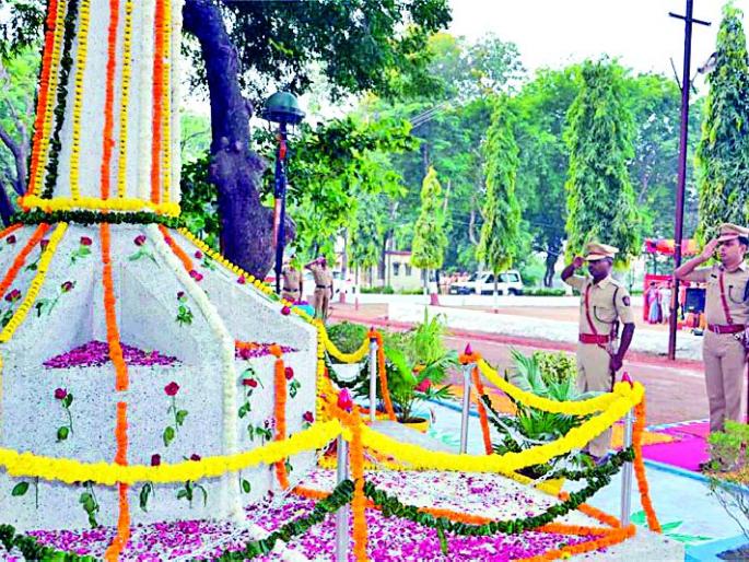 Greetings to the police headquarters | पोलीस मुख्यालयात शहिदांना अभिवादन Greetings to the police headquarters | पोलीस मुख्यालयात शहिदांना अभिवादन