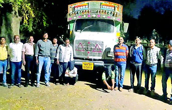 The truck has been stolen in twenty-four hours | ट्रक चोरट्यांना चोवीस तासांत ठोकल्या बेड्या The truck has been stolen in twenty-four hours | ट्रक चोरट्यांना चोवीस तासांत ठोकल्या बेड्या